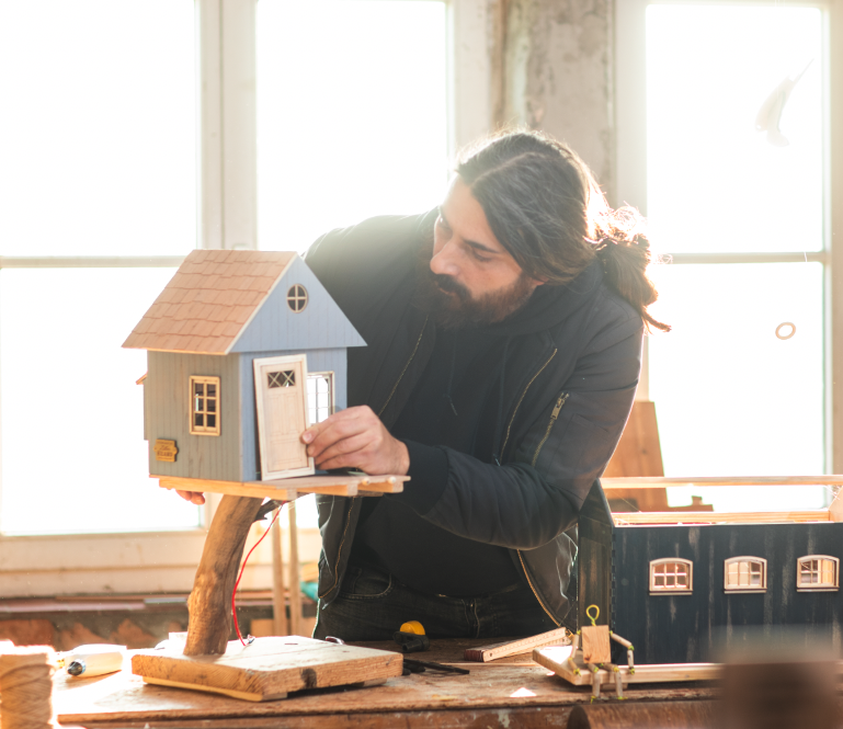 Upcycling Kinderspielzeug Werkstatt "lütten Eiland" Rügen. Handgemachtes, nachhaltiges Holzspielzeug entsteht in der Werkstatt des Spielzeugmachers.