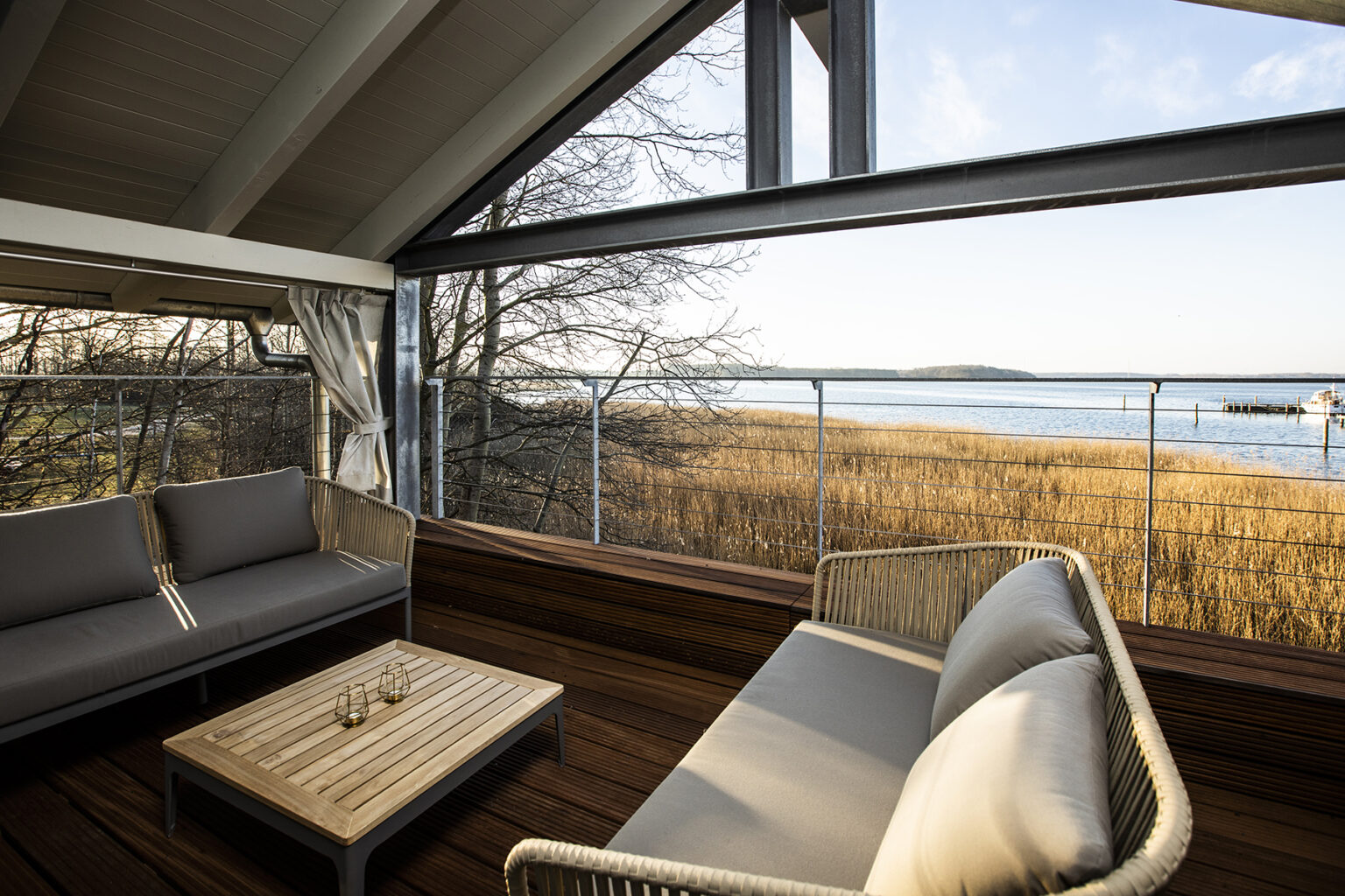 Professionelle Immobilienfotografie eines hellen Wohnzimmers in einer Ferienwohnung auf Rügen