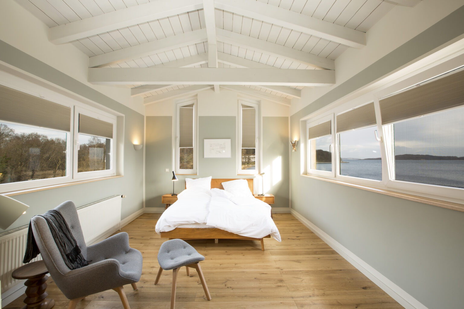 Professionelle Außenaufnahme eines Luxus-Ferienhauses. Perfekt geeignet für Online-Inserate, Booking.com und Print-Exposés.